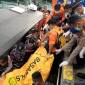 Jenazah anak pelatih Valencia ditemukan dalam bangkai kapal wisata KM Putri Sakinah di perairan Pedde, Pulau Komodo, Manggarai Barat, NTT, Selasa (6/1).ANTARA FOTO/Gecio Viana