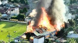 Kebakaran di Bulungan hanguskan balai adat Desa Long Peso dan 3 rumah warga. (Foto: Istimewa)