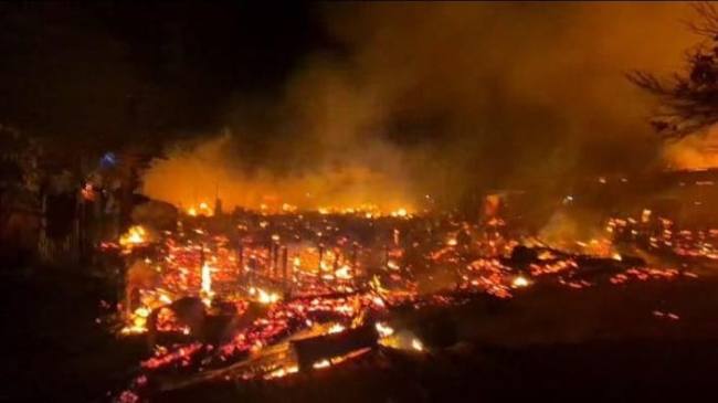 Kebakaran di Pasar Kasongan Katingan Kalteng, Minggu (25/1/2026) menghanguskan 15 bangunan. (Foto: Istimewa)