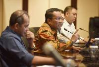 Menteri Hukum Supratman Andi Agtas (tengah) bersama Wakil Menteri Hukum Edward Omar Sharif Hiariej (kiri) dan anggota Tim Ahli KUHP Nasional Albert Aries (kanan) memberikan keterangan dalam konferensi pers terkait pemberlakuan UU KUHP, UU KUHAP, dan UU Penyesuaian Pidana yang baru di Gedung Sekretariat Jenderal Kementerian Hukum, Jakarta, Senin (5/1/2026). (Foto: ANTARA/Indrianto Eko S)