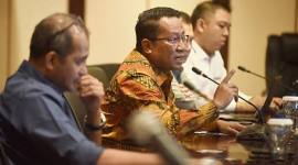 Menteri Hukum Supratman Andi Agtas (tengah) bersama Wakil Menteri Hukum Edward Omar Sharif Hiariej (kiri) dan anggota Tim Ahli KUHP Nasional Albert Aries (kanan) memberikan keterangan dalam konferensi pers terkait pemberlakuan UU KUHP, UU KUHAP, dan UU Penyesuaian Pidana yang baru di Gedung Sekretariat Jenderal Kementerian Hukum, Jakarta, Senin (5/1/2026). (Foto: ANTARA/Indrianto Eko S)