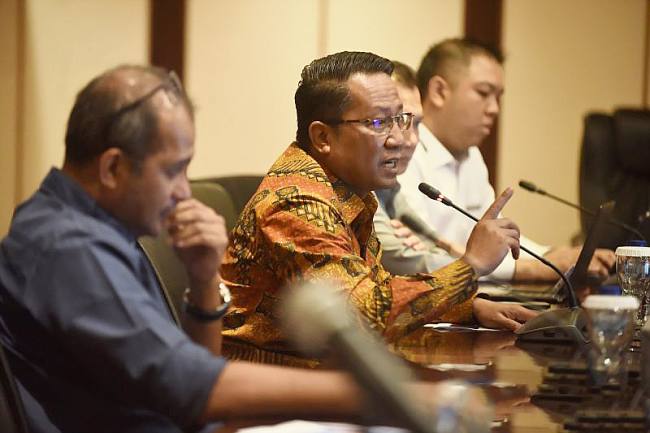 Menteri Hukum Supratman Andi Agtas (tengah) bersama Wakil Menteri Hukum Edward Omar Sharif Hiariej (kiri) dan anggota Tim Ahli KUHP Nasional Albert Aries (kanan) memberikan keterangan dalam konferensi pers terkait pemberlakuan UU KUHP, UU KUHAP, dan UU Penyesuaian Pidana yang baru di Gedung Sekretariat Jenderal Kementerian Hukum, Jakarta, Senin (5/1/2026). (Foto: ANTARA/Indrianto Eko S)