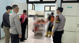 NS, seorang gadis berusia 19 tahun ditemukan tewas di rumah kontrakannya di Murung Pudak dan korban dievakuasi RSUD Badaruddin Kasim Tanjung untuk dilakukan visum et repertum. (Foto: Humas Polres Tabalong)