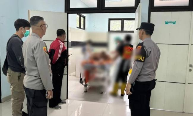 NS, seorang gadis berusia 19 tahun ditemukan tewas di rumah kontrakannya di Murung Pudak dan korban dievakuasi RSUD Badaruddin Kasim Tanjung untuk dilakukan visum et repertum. (Foto: Humas Polres Tabalong)