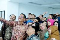
Menteri Hukum Republik Indonesia Supratman Andi Agtas melakukan selfie bersama pegawai Kanwil Kemenkum Kalsel di Banjarbaru, Jumat (30/1/2026). (Foto: Antara/Firman)