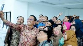 
Menteri Hukum Republik Indonesia Supratman Andi Agtas melakukan selfie bersama pegawai Kanwil Kemenkum Kalsel di Banjarbaru, Jumat (30/1/2026). (Foto: Antara/Firman)