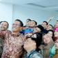 
Menteri Hukum Republik Indonesia Supratman Andi Agtas melakukan selfie bersama pegawai Kanwil Kemenkum Kalsel di Banjarbaru, Jumat (30/1/2026). (Foto: Antara/Firman)