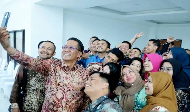 
Menteri Hukum Republik Indonesia Supratman Andi Agtas melakukan selfie bersama pegawai Kanwil Kemenkum Kalsel di Banjarbaru, Jumat (30/1/2026). (Foto: Antara/Firman)
