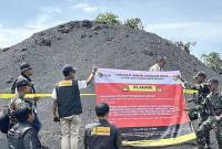 Penyitaan 70 ribu ton batu bara ilegal oleh Kementerian ESDM di Kutai Kartanegara, Kaltim. (Foto: Dok. Ditjen Penegakan Hukum Kementerian ESDM)