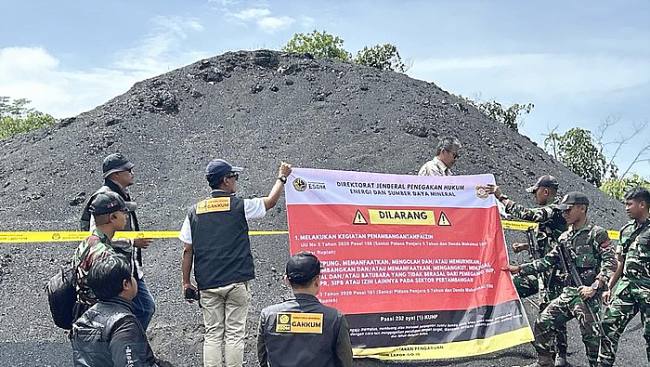 Penyitaan 70 ribu ton batu bara ilegal oleh Kementerian ESDM di Kutai Kartanegara, Kaltim. (Foto: Dok. Ditjen Penegakan Hukum Kementerian ESDM)