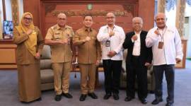 Gubernur Kalimantan Barat,Ria Norsan, menerima audiensi dari Chief Executive Officer Firmansyah Khatulistiwa Gorup, Hendra Firmansyah, dan jajaran di ruang kerja Gubernur Kalimantan Barat. (Foto: Prokopim Kalbar)