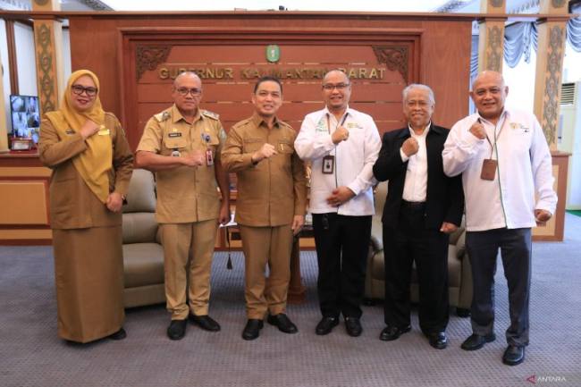 Gubernur Kalimantan Barat,Ria Norsan, menerima audiensi dari Chief Executive Officer Firmansyah Khatulistiwa Gorup, Hendra Firmansyah, dan jajaran di ruang kerja Gubernur Kalimantan Barat. (Foto: Prokopim Kalbar)