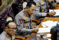 Kapolri Jenderal Pol Listyo Sigit Prabowo (kanan) mengikuti rapat kerja dengan Komisi III DPR di Kompleks Parlemen, Senayan, Jakarta, Senin (26/1/2026). Raker tersebut membahas evaluasi kinerja Tahun Anggaran 2025 dan rencana kerja Tahun Anggaran 2026. 9Foto: Antara/Asprilla Dwi A)