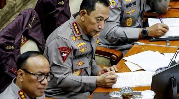 Kapolri Jenderal Pol Listyo Sigit Prabowo (kanan) mengikuti rapat kerja dengan Komisi III DPR di Kompleks Parlemen, Senayan, Jakarta, Senin (26/1/2026). Raker tersebut membahas evaluasi kinerja Tahun Anggaran 2025 dan rencana kerja Tahun Anggaran 2026. 9Foto: Antara/Asprilla Dwi A)