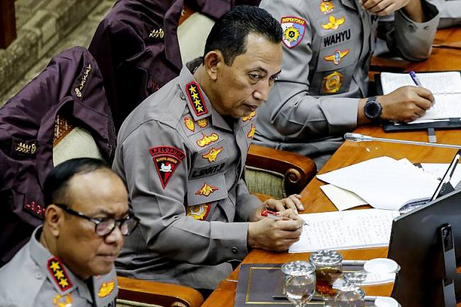 Kapolri Jenderal Pol Listyo Sigit Prabowo (kanan) mengikuti rapat kerja dengan Komisi III DPR di Kompleks Parlemen, Senayan, Jakarta, Senin (26/1/2026). Raker tersebut membahas evaluasi kinerja Tahun Anggaran 2025 dan rencana kerja Tahun Anggaran 2026. 9Foto: Antara/Asprilla Dwi A)