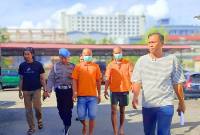 RH dan SU saat digiring petugas dalam jumpa pers di Aula Mako Polres Tarakan, Jumat (2/1/2026). (Foto: detikKalimantan)