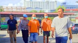 RH dan SU saat digiring petugas dalam jumpa pers di Aula Mako Polres Tarakan, Jumat (2/1/2026). (Foto: detikKalimantan)

