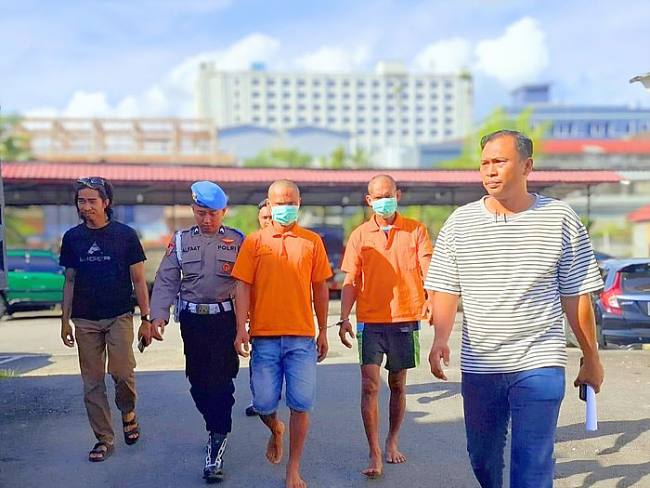 RH dan SU saat digiring petugas dalam jumpa pers di Aula Mako Polres Tarakan, Jumat (2/1/2026). (Foto: detikKalimantan)

