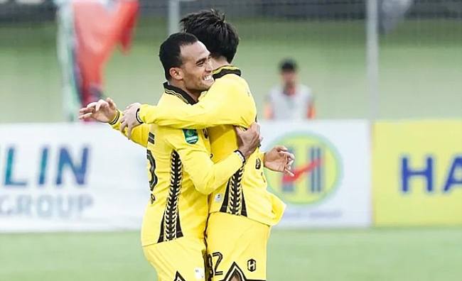 
Rizky Pora (kiri) rayakan gol kemenangan. (Foto: Instagram @BaritoPuteraOfficial)
