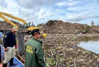 Wali Kota Banjarmasin HM Yamin HR saat meninjau pembersihan Sungai Martapura dari sampah besar bercampur ranting dan batang kayu kiriman bagian hulu yang sedang mengalami banjir, di Sungai Gampa Banjarmasin Utara, Senin (12/1/2026). (Foto: Humas Pemko Banjarmasin)