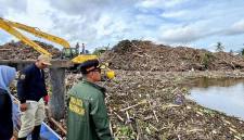 Wali Kota Banjarmasin HM Yamin HR saat meninjau pembersihan Sungai Martapura dari sampah besar bercampur ranting dan batang kayu kiriman bagian hulu yang sedang mengalami banjir, di Sungai Gampa Banjarmasin Utara, Senin (12/1/2026). (Foto: Humas Pemko Banjarmasin)