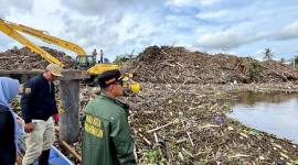 Wali Kota Banjarmasin HM Yamin HR saat meninjau pembersihan Sungai Martapura dari sampah besar bercampur ranting dan batang kayu kiriman bagian hulu yang sedang mengalami banjir, di Sungai Gampa Banjarmasin Utara, Senin (12/1/2026). (Foto: Humas Pemko Banjarmasin)
