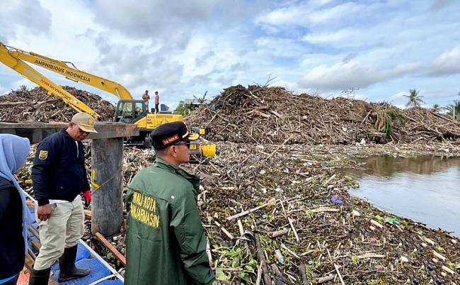 Wali Kota Banjarmasin HM Yamin HR saat meninjau pembersihan Sungai Martapura dari sampah besar bercampur ranting dan batang kayu kiriman bagian hulu yang sedang mengalami banjir, di Sungai Gampa Banjarmasin Utara, Senin (12/1/2026). (Foto: Humas Pemko Banjarmasin)