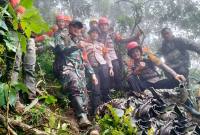 Tim SAR Gabungan menunjukkan serpihan mesin pesawat ATR 42-500 usai menabrak lereng Gunung Bulusaraung, di Kabupaten Pangkajene Kepulauan (Pangkep), Sulawesi Selatan, Minggu (18/1/2026). (Foto: Dok Basarnas Makassar)