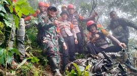 Tim SAR Gabungan menunjukkan serpihan mesin pesawat ATR 42-500 usai menabrak lereng Gunung Bulusaraung, di Kabupaten Pangkajene Kepulauan (Pangkep), Sulawesi Selatan, Minggu (18/1/2026). (Foto: Dok Basarnas Makassar)