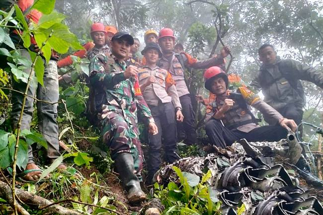 Tim SAR Gabungan menunjukkan serpihan mesin pesawat ATR 42-500 usai menabrak lereng Gunung Bulusaraung, di Kabupaten Pangkajene Kepulauan (Pangkep), Sulawesi Selatan, Minggu (18/1/2026). (Foto: Dok Basarnas Makassar)