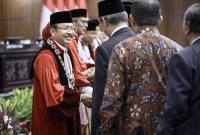 Ketua Mahkamah Konstitusi (MK) Suhartoyo (kiri) menerima ucapan selamat usai memimpin Sidang Pleno Khusus Penyampaian Laporan Tahunan 2025 dan Pembukaan Masa Persidangan Mahkamah Konstitusi Tahun 2026 di Gedung MK, Jakarta, Rabu (7/1/2026). (ANTARA FOTO/Dhemas Reviyanto)