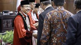 Ketua Mahkamah Konstitusi (MK) Suhartoyo (kiri) menerima ucapan selamat usai memimpin Sidang Pleno Khusus Penyampaian Laporan Tahunan 2025 dan Pembukaan Masa Persidangan Mahkamah Konstitusi Tahun 2026 di Gedung MK, Jakarta, Rabu (7/1/2026). (ANTARA FOTO/Dhemas Reviyanto)