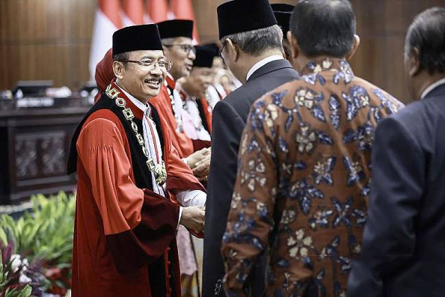 Ketua Mahkamah Konstitusi (MK) Suhartoyo (kiri) menerima ucapan selamat usai memimpin Sidang Pleno Khusus Penyampaian Laporan Tahunan 2025 dan Pembukaan Masa Persidangan Mahkamah Konstitusi Tahun 2026 di Gedung MK, Jakarta, Rabu (7/1/2026). (ANTARA FOTO/Dhemas Reviyanto)