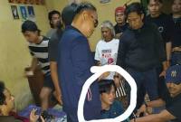 Terduga (foto dalam lingkaran putih) pelaku pembunuhan pria dalam karung di Sanggau ditangkap di Landak. (Foto: Dok Polsek Kapuas)