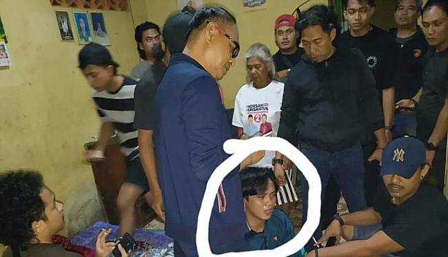 Terduga (foto dalam lingkaran putih) pelaku pembunuhan pria dalam karung di Sanggau ditangkap di Landak. (Foto: Dok Polsek Kapuas)