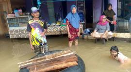 Warga Kabupaten Banjar yang terdampak banjir tak bisa beraktivitas normal. (Foto: rri.co.id)