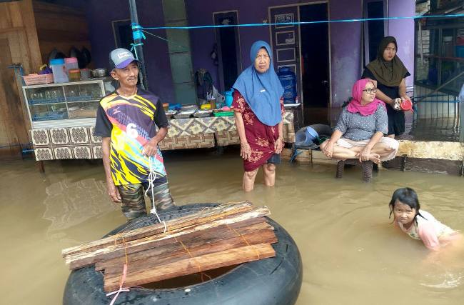 Warga Kabupaten Banjar yang terdampak banjir tak bisa beraktivitas normal. (Foto: rri.co.id)