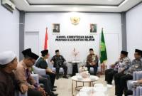 Kepala Kanwil Kemenag Kalsel H Muhammad Tambrin dihadiri Pimpinan UPZ Bank Kalsel, Kepala Bidang Penais Zawa serta Ketua Tim Bidang Penais Zawa saat melepas para dai yang ditugaskan dakwah di wilayah 3T, yakni, tertinggal, terdepan dan terluar di Kalsel, di Banjarmasin, Kamis (12/2/2026). (Foto: Dok Kemenag Kalsel)
