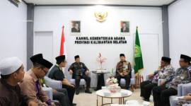 Kepala Kanwil Kemenag Kalsel H Muhammad Tambrin dihadiri Pimpinan UPZ Bank Kalsel, Kepala Bidang Penais Zawa serta Ketua Tim Bidang Penais Zawa saat melepas para dai yang ditugaskan dakwah di wilayah 3T, yakni, tertinggal, terdepan dan terluar di Kalsel, di Banjarmasin, Kamis (12/2/2026). (Foto: Dok Kemenag Kalsel)
