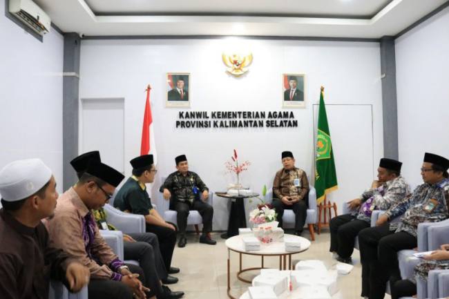 Kepala Kanwil Kemenag Kalsel H Muhammad Tambrin dihadiri Pimpinan UPZ Bank Kalsel, Kepala Bidang Penais Zawa serta Ketua Tim Bidang Penais Zawa saat melepas para dai yang ditugaskan dakwah di wilayah 3T, yakni, tertinggal, terdepan dan terluar di Kalsel, di Banjarmasin, Kamis (12/2/2026). (Foto: Dok Kemenag Kalsel)
