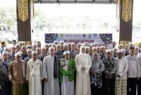 Wakil Wali Kota Banjarmasin Hj Ananda saat berfoto bersama ratusan santri Perhimpunan Remaja Santri Al-Falah Banjarbaru asal Kota Banjarmasin (PRES AF BMAS) pada pelepasan giat pesantren kilat Ramadan 1447 H / 2026 M di Lobi Balaikota Banjarmasin, Minggu (22/2/2026). (Antara/Sukarli)