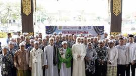 Wakil Wali Kota Banjarmasin Hj Ananda saat berfoto bersama ratusan santri Perhimpunan Remaja Santri Al-Falah Banjarbaru asal Kota Banjarmasin (PRES AF BMAS) pada pelepasan giat pesantren kilat Ramadan 1447 H / 2026 M di Lobi Balaikota Banjarmasin, Minggu (22/2/2026). (Antara/Sukarli)