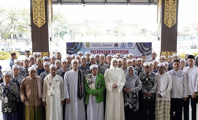 Wakil Wali Kota Banjarmasin Hj Ananda saat berfoto bersama ratusan santri Perhimpunan Remaja Santri Al-Falah Banjarbaru asal Kota Banjarmasin (PRES AF BMAS) pada pelepasan giat pesantren kilat Ramadan 1447 H / 2026 M di Lobi Balaikota Banjarmasin, Minggu (22/2/2026). (Antara/Sukarli)