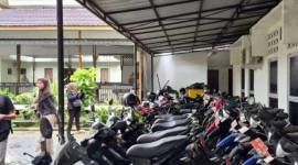 Puluhan kendaraan bermotor sebagai aset daerah, yang dilelang Pemkot Banjarmasin di Balaikota, Senin (23/2/2026). (Dok Humas Pemko Banjarmasin)