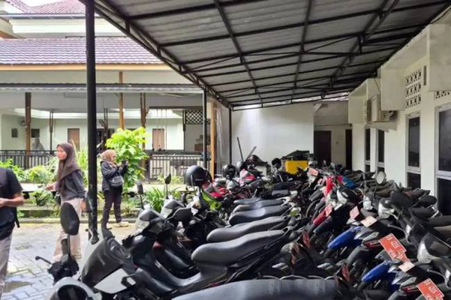 Puluhan kendaraan bermotor sebagai aset daerah, yang dilelang Pemkot Banjarmasin di Balaikota, Senin (23/2/2026). (Dok Humas Pemko Banjarmasin)
