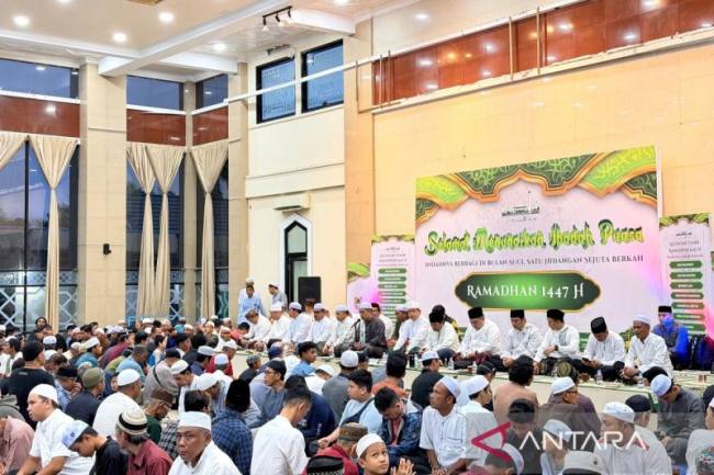 Keramaian jemaah yang berbuka puasa bersama Wakil Gubernur Kalsel Hasnuryadi Sulaiman di Masjid Raya Sabilal Muhtadin Banjarmasin dengan menu bubur khas masjid setempat, setiap hari disiapkan 1.000 porsi pada Ramadan 1447 H/2026 M. (Dok Masjid Raya Sabilal Muhtadin)