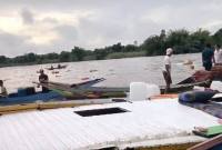 Tangkapan layar dari video yang dibagikan di Grup Whatsapp Pers Basarnas. Tampak sejumlah perahu milik warga membantu menolong korban. (Foto: Tangkapan layar grup whatsapp)