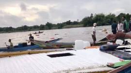 Tangkapan layar dari video yang dibagikan di Grup Whatsapp Pers Basarnas. Tampak sejumlah perahu milik warga membantu menolong korban. (Foto: Tangkapan layar grup whatsapp)