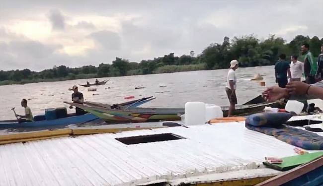 Tangkapan layar dari video yang dibagikan di Grup Whatsapp Pers Basarnas. Tampak sejumlah perahu milik warga membantu menolong korban. (Foto: Tangkapan layar grup whatsapp)