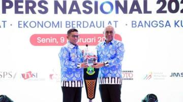 Gubernur Banten, Andra Soni, bersama Ketua PWI Pusat, Akhmad Munir, dalam puncak HPN 2026 di Kota Serang, Banten, Senin (9/2/2026). (Foto: Dok Pemprov Banten)